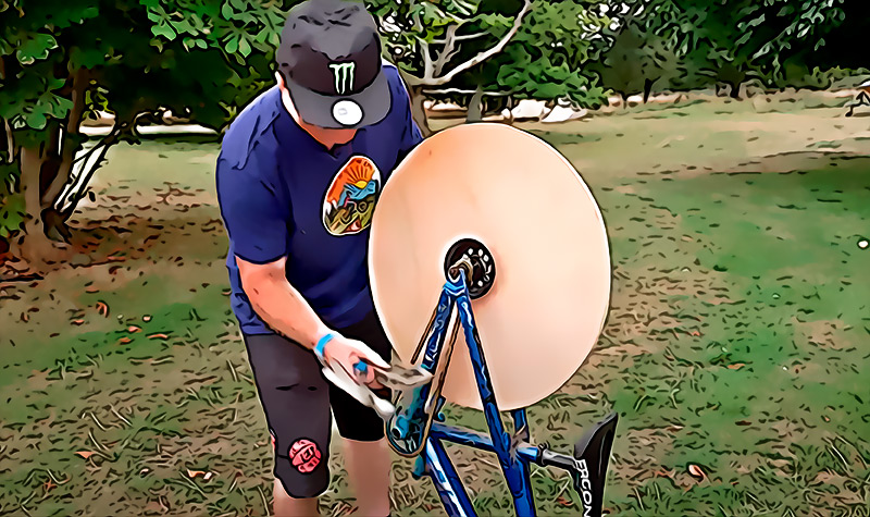 El fin del caucho Un youtuber demuestra que es posible moverse sobre una bicicleta con ruedas de madera
