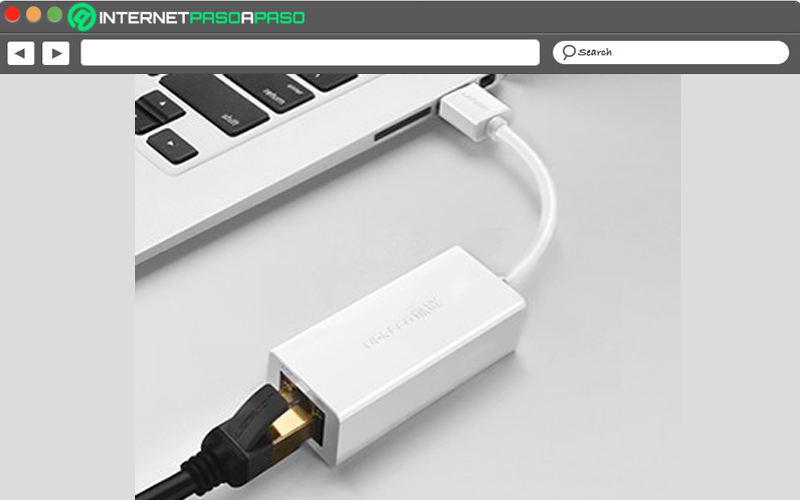 Enchufa el cable Ethernet conectado al Mac 2 en el conector USB
