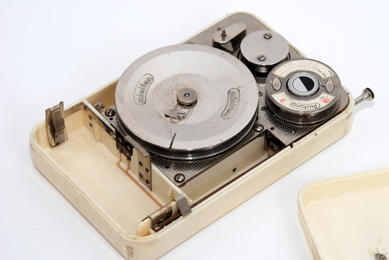 el Minifon, un aparato alemán que se comercializaba como la primera grabadora de bolsillo