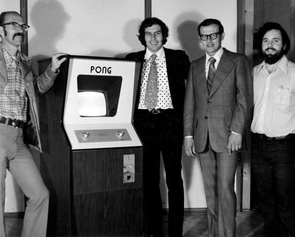Los fundadores de Atari Ted Dabney y Nolan Bushnell con Fred Marincic y Al Alcorn