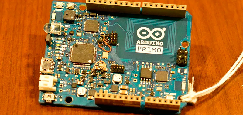 ¿Cuáles son las características especiales de las placas de desarrollo de Arduino Primo?