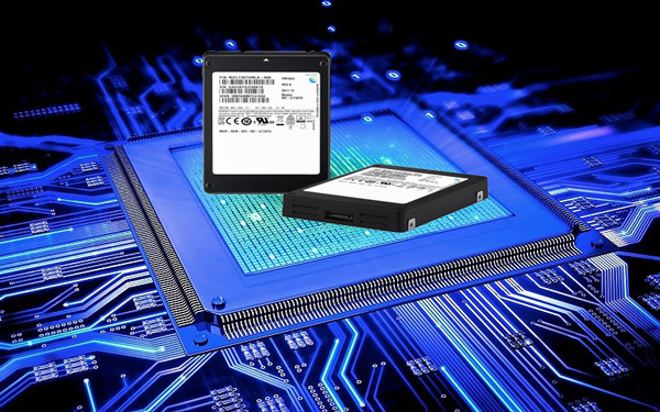 What is an SSD (Solid State Drive) and what features does it have?