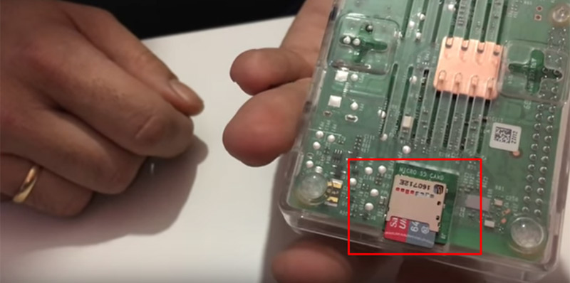 Introducimos la MicroSD en Raspberry Pi